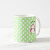 Personalisierte rosa Penguingrün-Polkanamenspunkte Kaffeetasse (VorderseiteRechts)