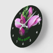 Personalisierte rosa Schildblume Runde Wanduhr (Winkel)