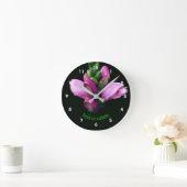 Personalisierte rosa Schildblume Runde Wanduhr (Zuhause)