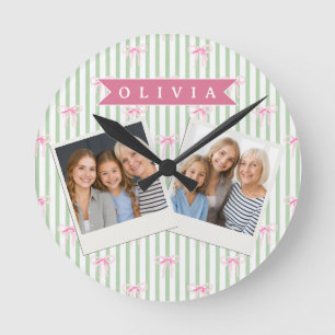Personalisierte Rosa Schleife Grüne Streifen Coque Runde Wanduhr