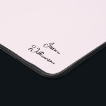 Personalisierte rosa Schreibtischmatte mit Individ<br><div class="desc">Rosa Schreibtischmatte mit kundenspezifischen Monogramm-Initialen - minimale individuelle Schreibtischmatte,  minimalistische persönliche Großschreibmatte,  minimalistische Büroschreibmatte,  personalisierte rosa Schreibtischmatte,  Tischmatte aus Kunststoff,  individuell initialisierte Monogramm-Initialen,  eigene Briefe hinzufügen,  personalisierter mit Monogramm Text,  einfaches,  klassisches,  klassisches Design,  cooles schlichtes Schreiben ästhetisch</div>