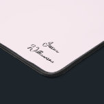Personalisierte rosa Schreibtischmatte mit Individ<br><div class="desc">Rosa Schreibtischmatte mit kundenspezifischen Monogramm-Initialen - minimale individuelle Schreibtischmatte,  minimalistische persönliche Großschreibmatte,  minimalistische Büroschreibmatte,  personalisierte rosa Schreibtischmatte,  Tischmatte aus Kunststoff,  individuell initialisierte Monogramm-Initialen,  eigene Briefe hinzufügen,  personalisierter mit Monogramm Text,  einfaches,  klassisches,  klassisches Design,  cooles schlichtes Schreiben ästhetisch</div>