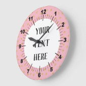 Personalisierte rosa und goldene Punkte Große Wanduhr (Winkel)