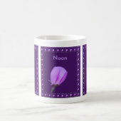 Personalisierte rosa und violette Frühlingsblüten- Kaffeetasse (Mittel)