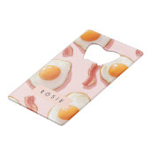 Personalisierte, rosafarbene Eier und Bacon-Muster Geldbeutel Flaschenöffner (Vorderseite Schrägansicht)