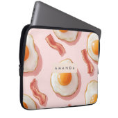 Personalisierte, rosafarbene Eier und Bacon-Muster Laptopschutzhülle (Vorne Rechts)
