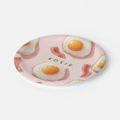 Personalisierte, rosafarbene Eier und Bacon-Muster Pappteller (Schrägansicht)