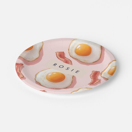 Personalisierte, rosafarbene Eier und Bacon-Muster Pappteller (Schrägansicht)