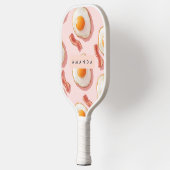 Personalisierte, rosafarbene Eier und Bacon-Muster Pickleball Schläger (Links)