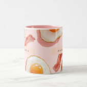Personalisierte, rosafarbene Eier und Bacon-Muster Zweifarbige Tasse (Mittel)