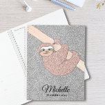 Personalisierte Rose Gold Silver Glitzer Sloth Planer<br><div class="desc">Dieser Planer ist mit einem niedlichen zeichn eines rot-rosa Glitzer geschmückt,  der einen Babyschwamm lächelt,  der von einem Zweig auf einem silbernen Glitzer-Hintergrund hängt. Sie können diesen Planer mit Ihrem Namen und Jahr anpassen. Original Zeichnend © Michele Davies.</div>