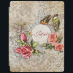 Personalisierte Rose Vintager Damast iPad Hülle<br><div class="desc">Romantisches Vintag-inspiriertes Design mit einem Personalisierungsbereich, umgeben von verzierten Schnörkeln, Vögeln und üppigen Sprays von Rose auf einem bedrückten Damast-Hintergrund. Anmerkung: Skulptierte, eingravierte, geprägte und dimensionale Effekte, geschichtete, gealterte oder erodierte Erscheinung, Texturen und Schatten digital erzielt. Das eigentliche Produkt hat eine flache Oberfläche. Hintergrundpapier des französischen Gartens von Lil Ellaboudy...</div>