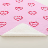 Personalisierte rote Herzen über Hübsch rosa Sherpadecke (3/4)