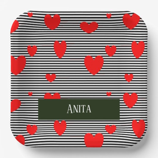 Personalisierte rote Herzen und Streifen Pappteller (Vorderseite)