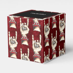 Personalisierte rote Hörner auf Geschenkschachtel