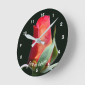 Personalisierte rote Knospe Runde Wanduhr (Winkel)