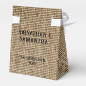 Personalisierte Rustikale Burlap-Gastgeschenk Hoch Geschenkschachtel (Rückseite)
