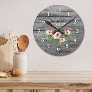 Personalisierte rustikale Holz- und rosa Blumenküc Runde Wanduhr