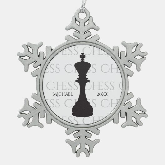 Personalisierte Schach King Classic Piece Moderne Schneeflocken Zinn-Ornament (Vorderseite)