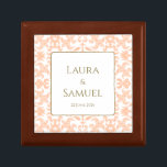 Personalisierte Schmuckbox im Vintagen Stil Erinnerungskiste<br><div class="desc">Ob Hochzeitsgeschenk für Neuvermählte, Jubiläumsgeschenk oder für andere besondere Anlass, diese elegante Schmuckbox im Vintagen Stil wird sicher noch für viele Jahre geschätzt. Mit einem wunderschönen, femininen Muster in weichem Pastellpfirsich und Weiß, exklusiv für unseren Laden, fügt es jedem Dresser oder Eitelkeit eine Touch der Eleganz hinzu. Dieses nachdenkliche Geschenk...</div>