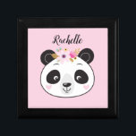 Personalisierte Schmuckbox mit Niedlichem Pink Pan Erinnerungskiste<br><div class="desc">Eine niedliche rosa personalisierte Schmuckbox aus Panda. Hübsch rosa Untergrund mit einem gürtelpandinischen Gesicht vorne. Personalisieren Sie es mit Ihrem Namen. Entworfen für Sie von BlackBerry Boulevard.</div>