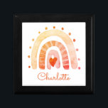 Personalisierte Schmuckbox mit Regenbogen Erinnerungskiste<br><div class="desc">Niedliche,  personalisierte Boho Stil Wasserfarbe Regenbogenschmuck Box für ein junges Mädchen. Roter,  orangefarbener und gelber Regenbogen mit Streifen und lebhaftem rotem orangefarbenem Herz.</div>