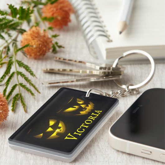 Personalisierte, schwammartige Kürbisgesicht Schlüsselanhänger (Vorderseite rechts)