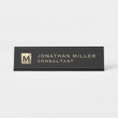 Personalisierte Schwarz-Gold-Monogramm Schreibtischnamensplakette (Vorderseite )