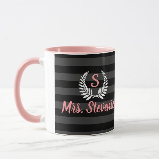 Personalisierte Schwarz-Rosa-Laurel-Monogramm-Frau Tasse (Links)