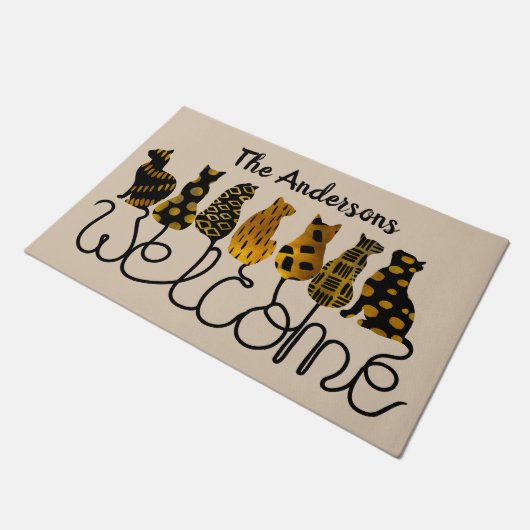 Personalisierte Schwarz- und Goldkatzen Begrüßungs Fußmatte (Schrägansicht)