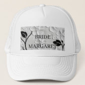 Personalisierte Schwarz-Weiß-Florals-BRIDE-Kappe Truckerkappe (Vorderseite)