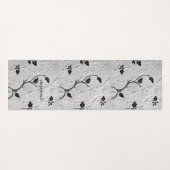 Personalisierte Schwarz-Weiß-Florals Yogamatte (Rückseite (Horizontal))