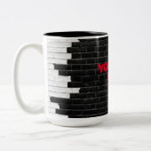 Personalisierte Schwarz-Weiß-Mauer Zweifarbige Tasse (Links)