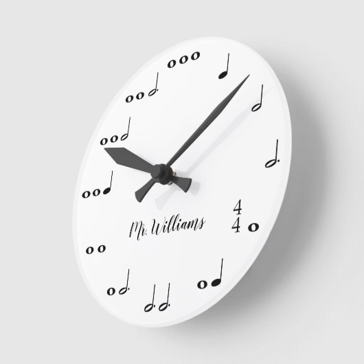 Personalisierte Schwarz-Weiß-Musiknoten Runde Wanduhr (Winkel)