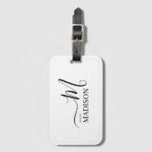 Personalisierte Schwarz-weiße Mongram Script-Hochz Gepäckanhänger (Vorderseite Vertikal)