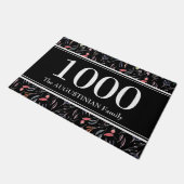 Personalisierte schwarze Blume Fußmatte (Schrägansicht)