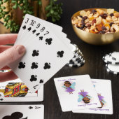 Personalisierte schwarze Fee spielt Spielkarten (In Situ)