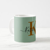 Personalisierte schwarze Monogramm-Kaffeetasse mit Kaffeetasse (Vorderseite Links)