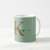 Personalisierte schwarze Monogramm-Kaffeetasse mit Kaffeetasse (VorderseiteRechts)