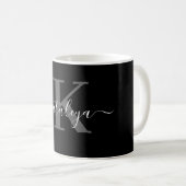 Personalisierte schwarze Monogramm-Kaffeetasse mit Kaffeetasse (VorderseiteRechts)