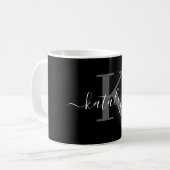 Personalisierte schwarze Monogramm-Kaffeetasse mit Kaffeetasse (Vorderseite Links)