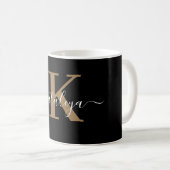 Personalisierte schwarze Monogramm-Kaffeetasse mit Kaffeetasse (VorderseiteRechts)
