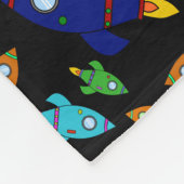Personalisierte schwarze Raketennamensschiffe Fleecedecke (Ecke)