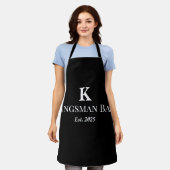 Personalisierte schwarze Schürze mit Namen und Mon (Getragen)