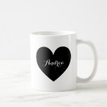 Personalisierte Script-Tasse für Black Heart Kaffeetasse<br><div class="desc">Moderne und niedliche runde Tasse mit modernem Kalligrafieschrift. Diese Tasse wird als Geschenk perfekt sein. Ähnliche Gegenstände und andere Farben sind verfügbar.</div>