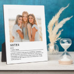 Personalisierte Sister Definition Wand an Wand Fotoplatte<br><div class="desc">Diese Sister-Definition zitiert Wandkunst ist die perfekte Art, die besondere Bindung zu feiern, die Sie mit Ihrer Schwester teilen. Stellen Sie sich vor, ihr ein personalisiertes Stück zu geben, das nicht nur ihren Raum erhellt, sondern auch das Wesen Ihrer Beziehung in einem schönen, minimalen Design einfängt. Ob Geburtstag oder einfach...</div>