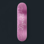 Personalisierte Skateboard für rosa Glitzer treibe<br><div class="desc">Maßgeschneidertes Skateboard mit rosafarbenen Imitaten Glitzer tropfen vor einem rosa Imitat metallische Folie Hintergrund. Personalisieren Sie mit Ihrem Namen in einem stilvollen,  weißen Skript mit Swashes.</div>