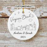 Personalisierte Skyline Virginia Beach, Virginia Keramik Ornament<br><div class="desc">Ein Personalisiertes Souvenir-Ornament für Reisende, das Ihre unvergessliche Reise feiern soll. Egal, ob Sie zur Arbeit gingen, einen romantischen Ausflug genossen oder an einem Schulaustausch teilgenommen haben, dieses Ornament erinnert an einen besonderen Augenblick, den Sie immer schätzen und für viele Jahre in Erinnerung gewollt werden. Feiern Sie das Jahr, in...</div>