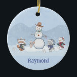 Personalisierte Snowball-Kämpfe Custom Snowman Ani Keramik Ornament<br><div class="desc">Dieser bezaubernde Schneeballkampf Weihnachtsschmuck enthält einen beliebigen Namen oder kurzen Text auf der Vorderseite und Ihren eigenen Text auf der Rückseite.</div>