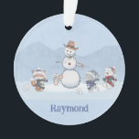 Personalisierte Snowball-Kämpfe Custom Snowman Ani Ornament<br><div class="desc">Dieser bezaubernde Schneeballkampf Weihnachtsschmuck enthält einen beliebigen Namen oder kurzen Text auf der Vorderseite und Ihren eigenen Text auf der Rückseite.</div>
